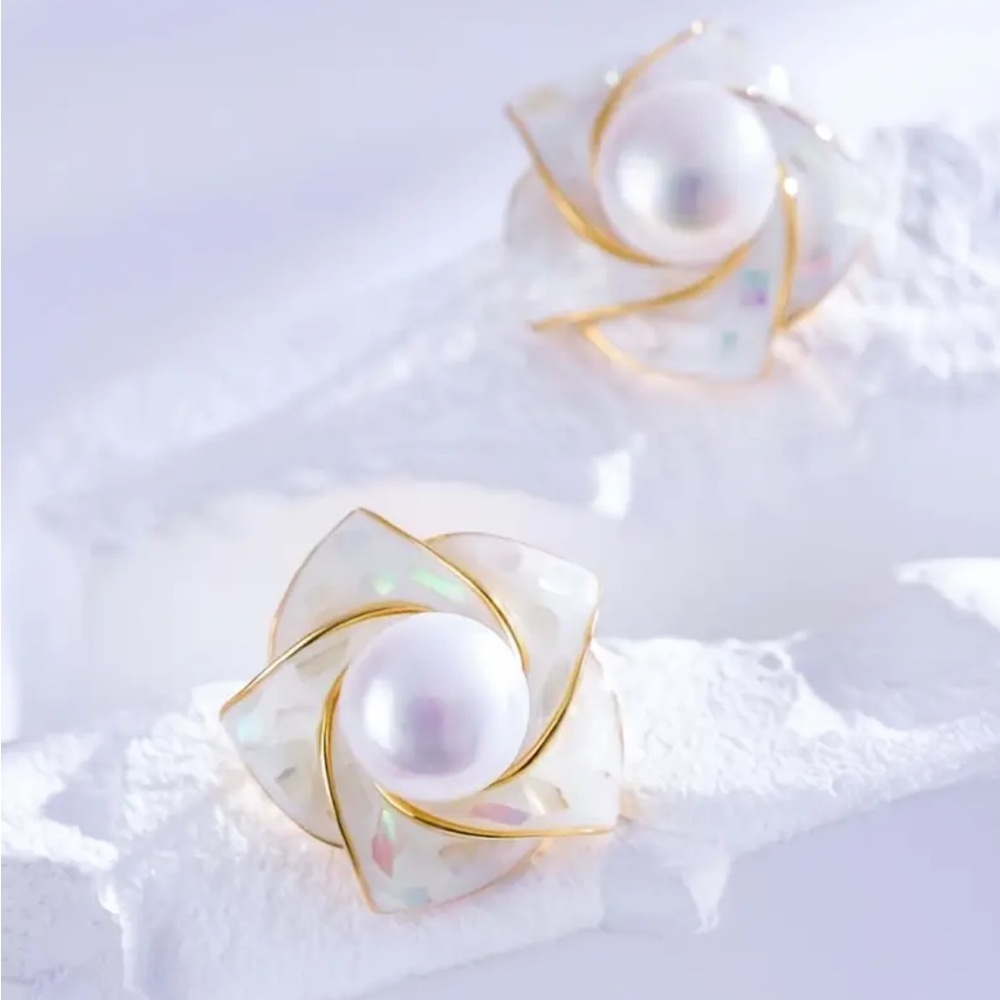 Natural Freshwater Cultured Pearl Seashell Stud Earrings - Picture 2 of 4